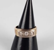 Diamantring - Gelbgold/Weißgold gestempelt 18K,länglicher Ringkopf besetzt mit 3 Brillanten von
