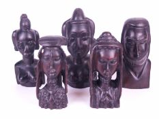 Fünf Büsten - Westafrika, unter anderem Peul (Fulbe), Holz geschnitzt, schwarz gebeizt, männliche