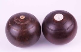 Zwei Boule-Kugeln - England,antik um 1900,schweres dunkles Holz mit Beineinlagen auf beiden