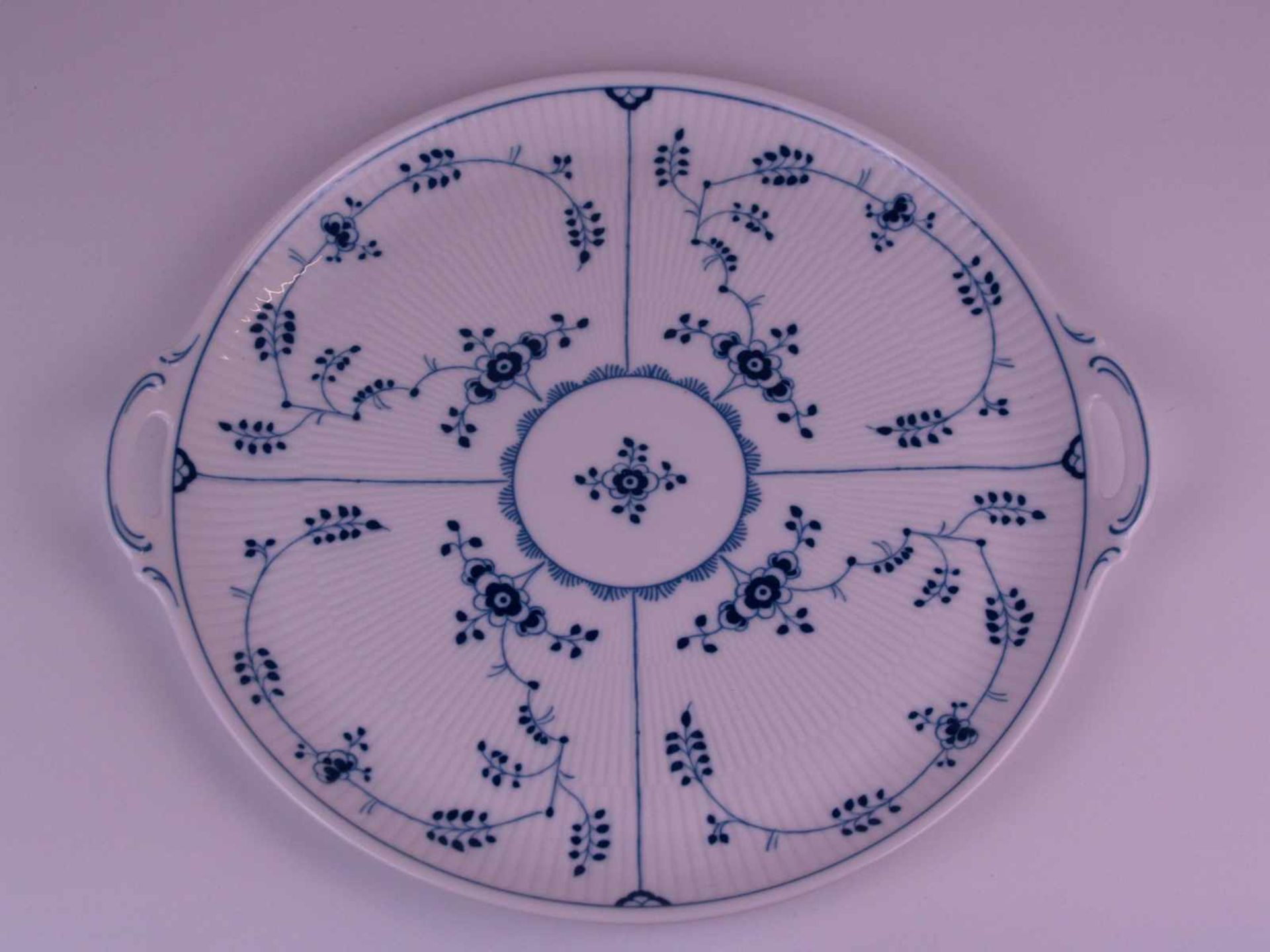 Deckelterrine auf Platte Hoechst - blaue Radmarke Hoechst, 20.Jh., blaues Strohblumendekor unter - Bild 2 aus 5