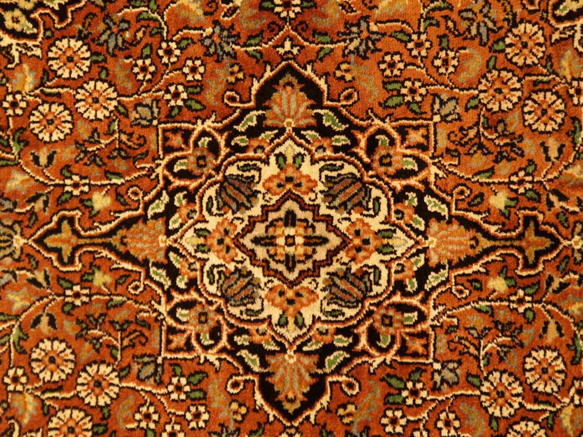Orientbrücke - Kaschmir,Seide auf Wolle,handgeknüpft,rotgrundig mit floralem Muster,ca.91x61cm, - Bild 2 aus 4