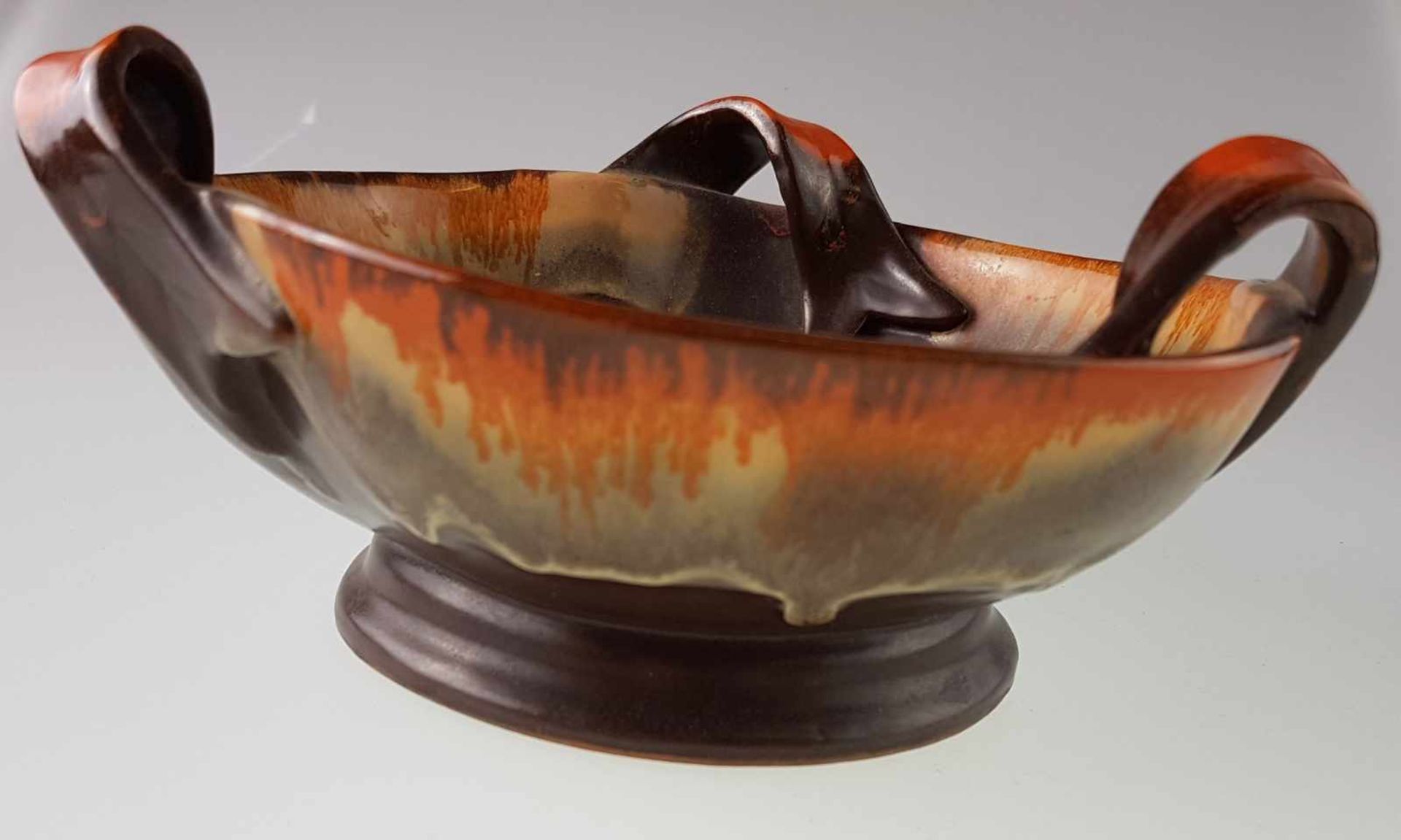 Keramikvase- Georgenthal, Trier, mit drei Henkeln, bunt bemalt, H. ohne Henkel ca.7,5cm, D.ca.18cm - Bild 2 aus 3