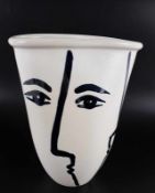 Vase - Schweden "Gabriel", beigefarbener Fond mit abstrakten Gesichtszügen in Schwarz, runde nach