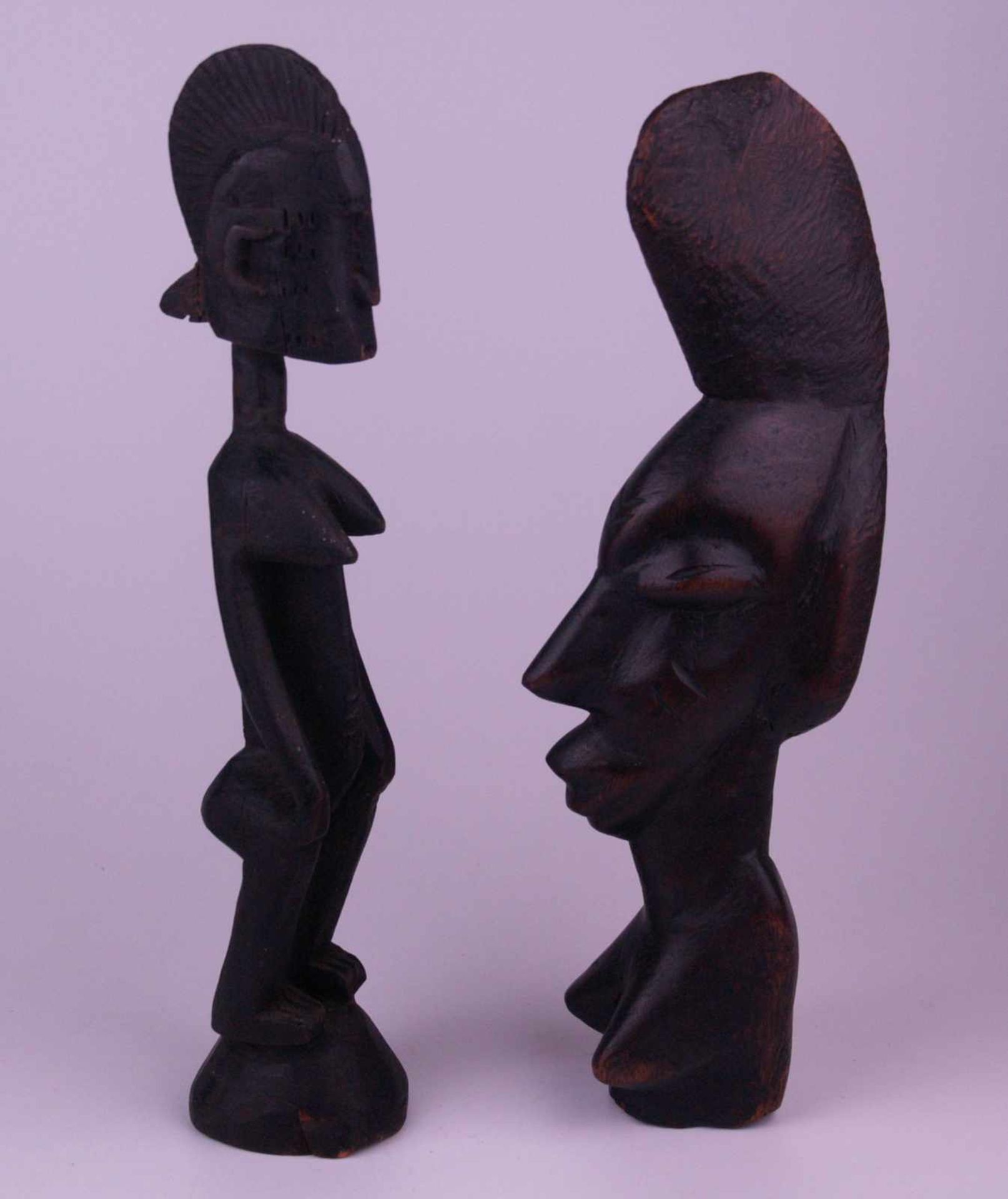 Zwei afrikanische Holzplastiken - Holz geschnitzt, dunkel braun, 1x Frauenbüste mit übernatürlich
