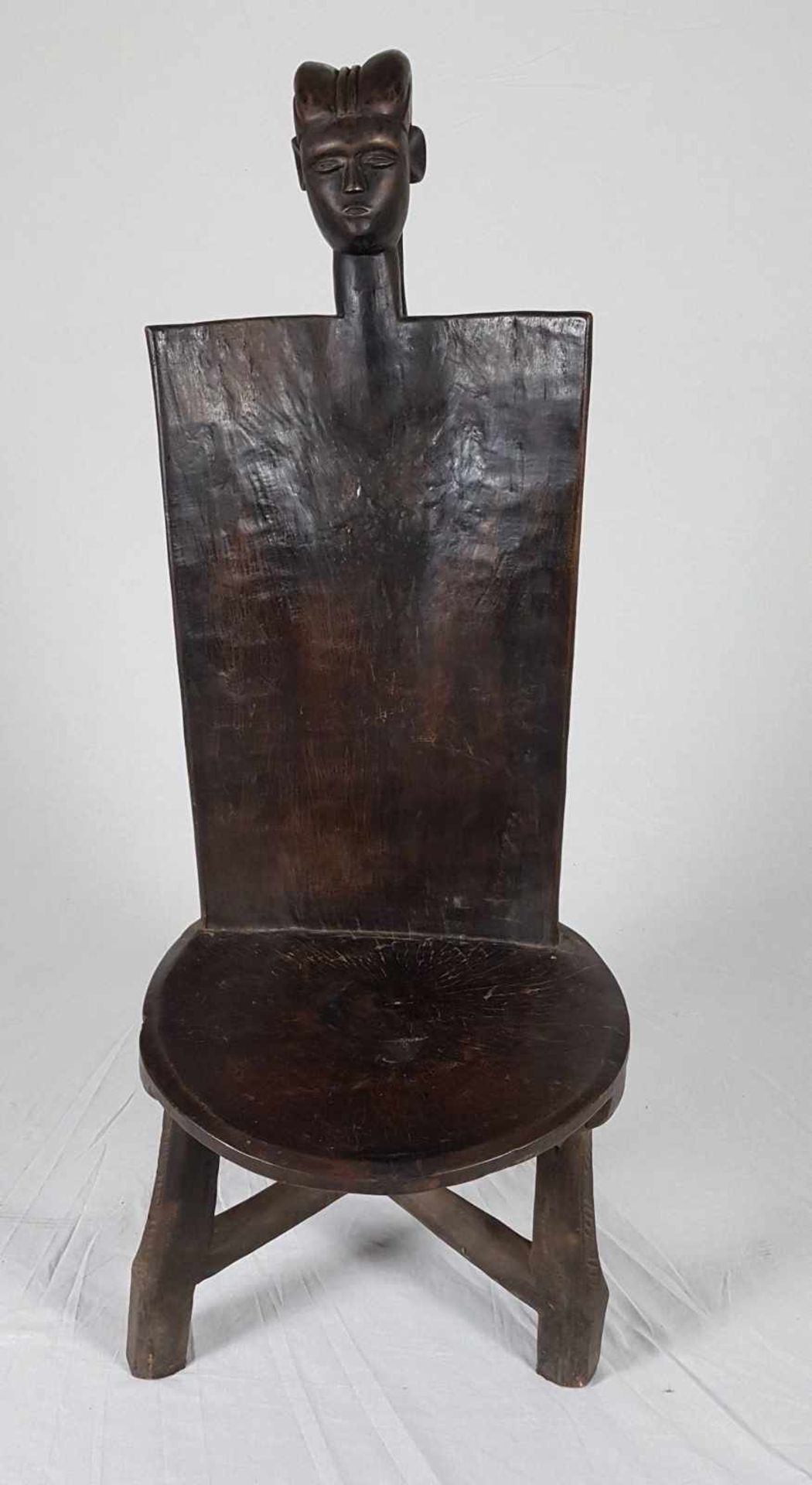 Stuhl des Imperial Chief - Ostafrika,2.Hälfte 20.Jhs,Holz geschnitzt,ca.140x55cm,Gewicht ca.14kg
