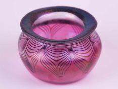 Kleine Vase - sign."Eisch", kugeliger Korpus mit breitem ausgestelltem Rand, lila lüstrierendes Glas