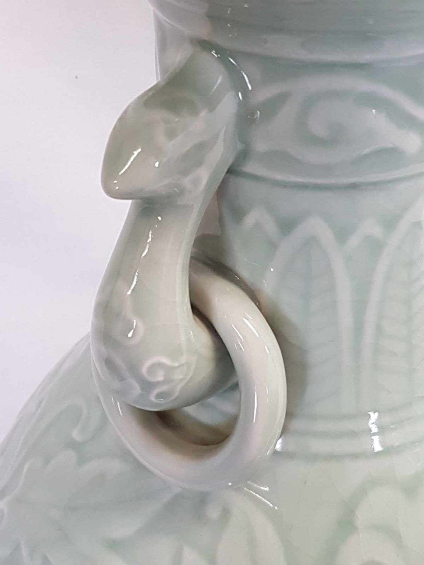 Henkelvase - China, schweres Porzellan mit hellgrüner Seladonglasur,umlaufend Päonien-,Lotosranken - Bild 4 aus 6