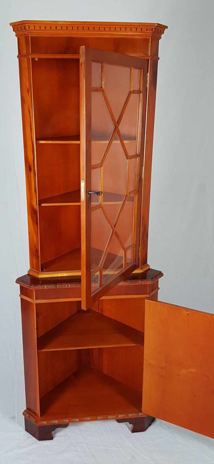 Eckschrank - Unterteil mit 1 Tür, 1 Einlegeboden, max.Tiefe ca.33cm, Aufsatz mit Sprossenverglasung, - Bild 5 aus 5
