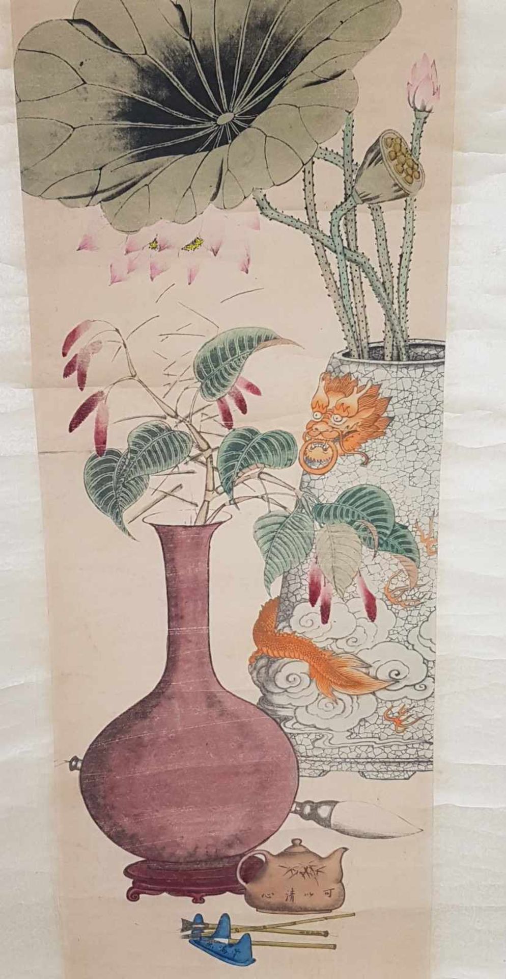 Zwei Rollbilder - China um 1900,Gelehrtenuntersilien: 2 Vasen,1 blühende Lotuspflanze, - Bild 3 aus 9