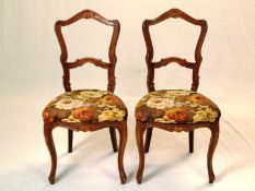 Paar Stühle - Holz lackiert, floraler Schnitzdekor, gepolsterter Sitz mit Blumenmotiven in