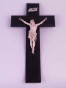 Kruzifix - vollplastisch geschnitzte Elfenbeinfigur des Corpus Christi im Viernageltypus und -