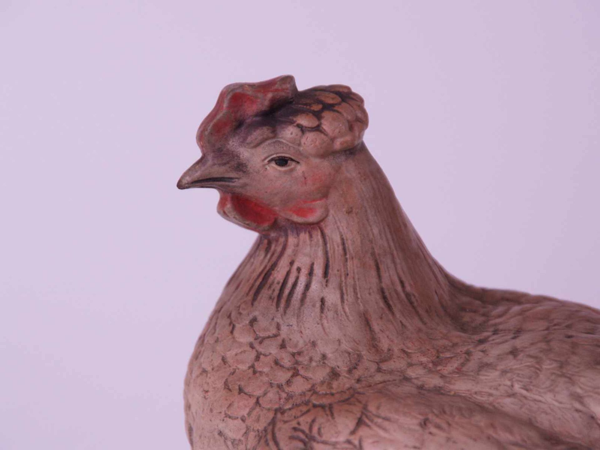 Kleine Deckelterrine - in Form einer Henne auf ihrem Korbnest,Keramik farbig staffiert,Glasur an - Bild 3 aus 6