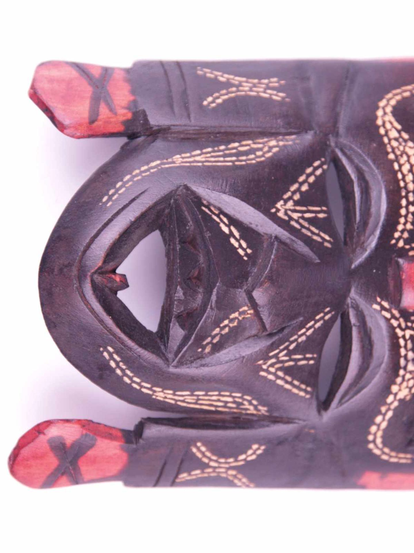 Gesichtsmaske- Kenia, Holz geschnitzt, schwarz/rot bemalt, rückseitig im Schnitt bez. "Jambo Kenya - Bild 3 aus 4