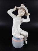 Porzellanfigur "Mädchen mit Hut" - Lladro, Spanien, Porzellan, farbig staffiert, auf einem Hocker