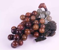 Traubendolde an Drahtgeflecht - Trauben und Blätter aus verschiedenfarbigem poliertem Jadegestein,