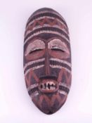 Gesichtsmaske - Afrika, Holz geschnitzt, schwarz/rot/weiß/etc. bemalt, schmale längliche Gesicht mit