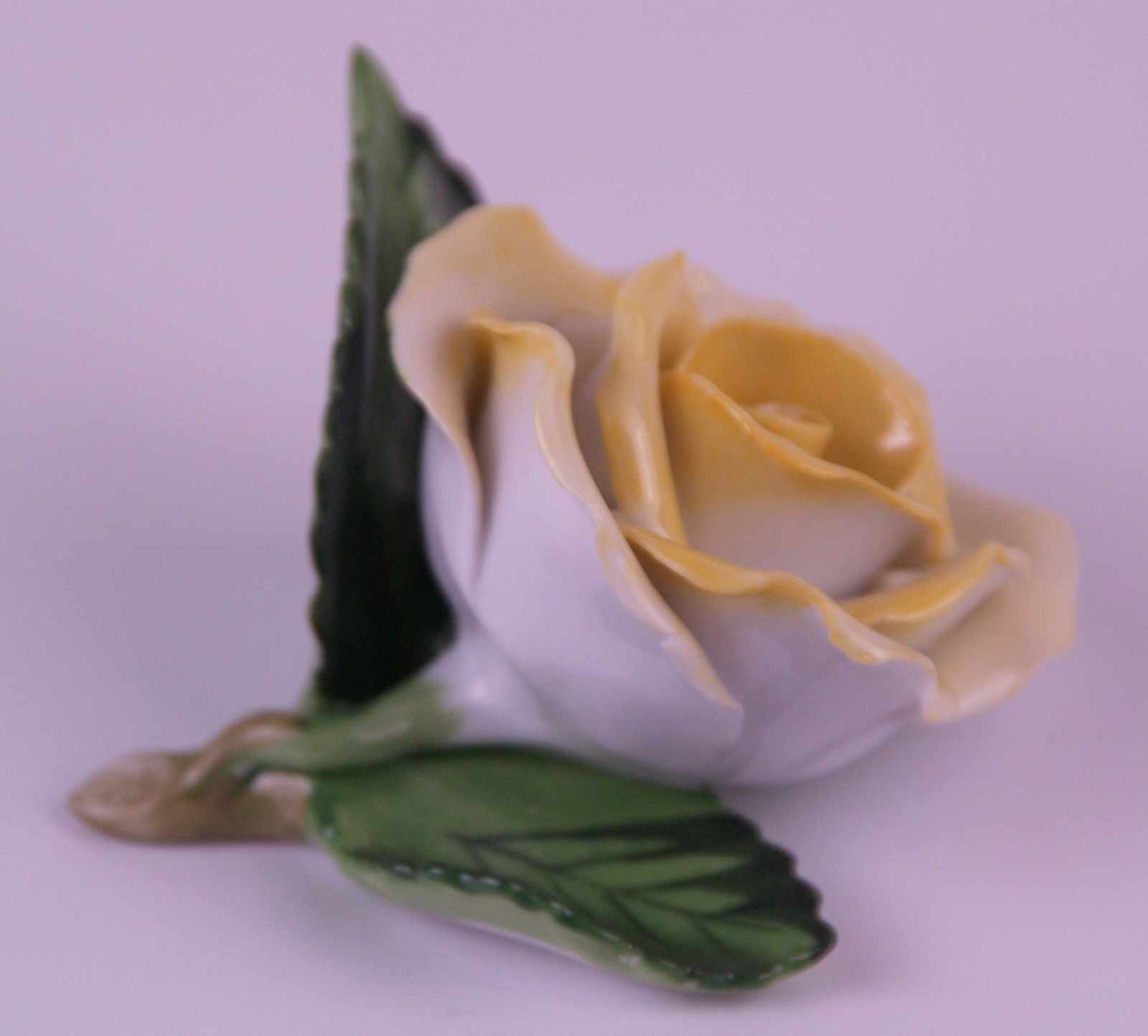 Porzellanfigur Rose - Herend, Ungarn vollplastische gelbe Rose, handbemalt, minimale Chips,L.ca.8cm - Bild 2 aus 3