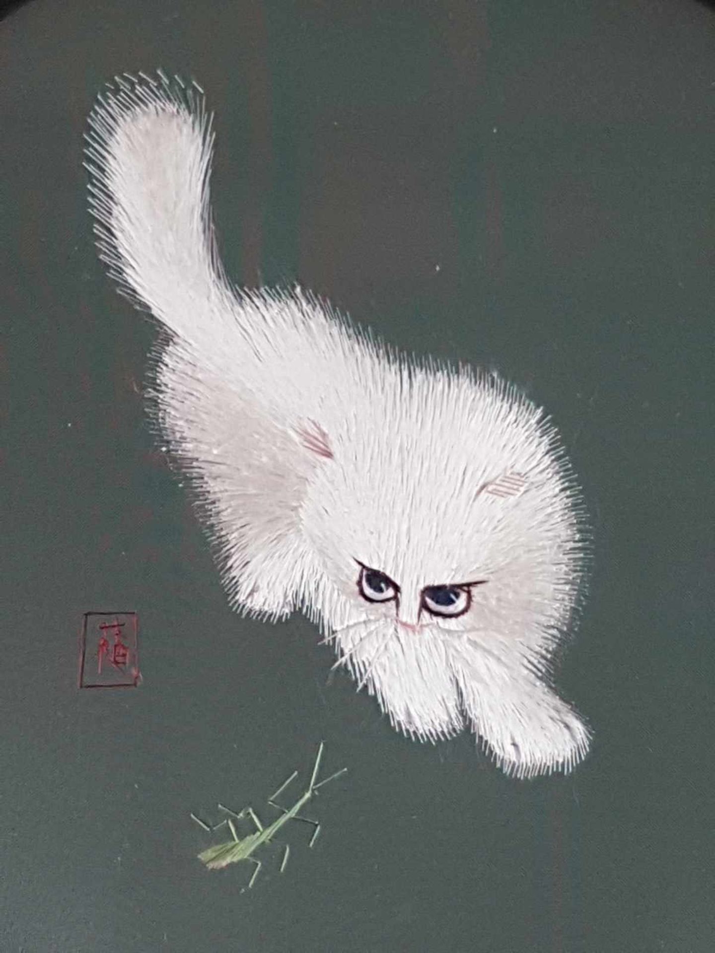 Standrahmen mit Seidenstickerei - China, Peking, handgestickte Miniaturszene mit weißer Katze und - Bild 3 aus 4