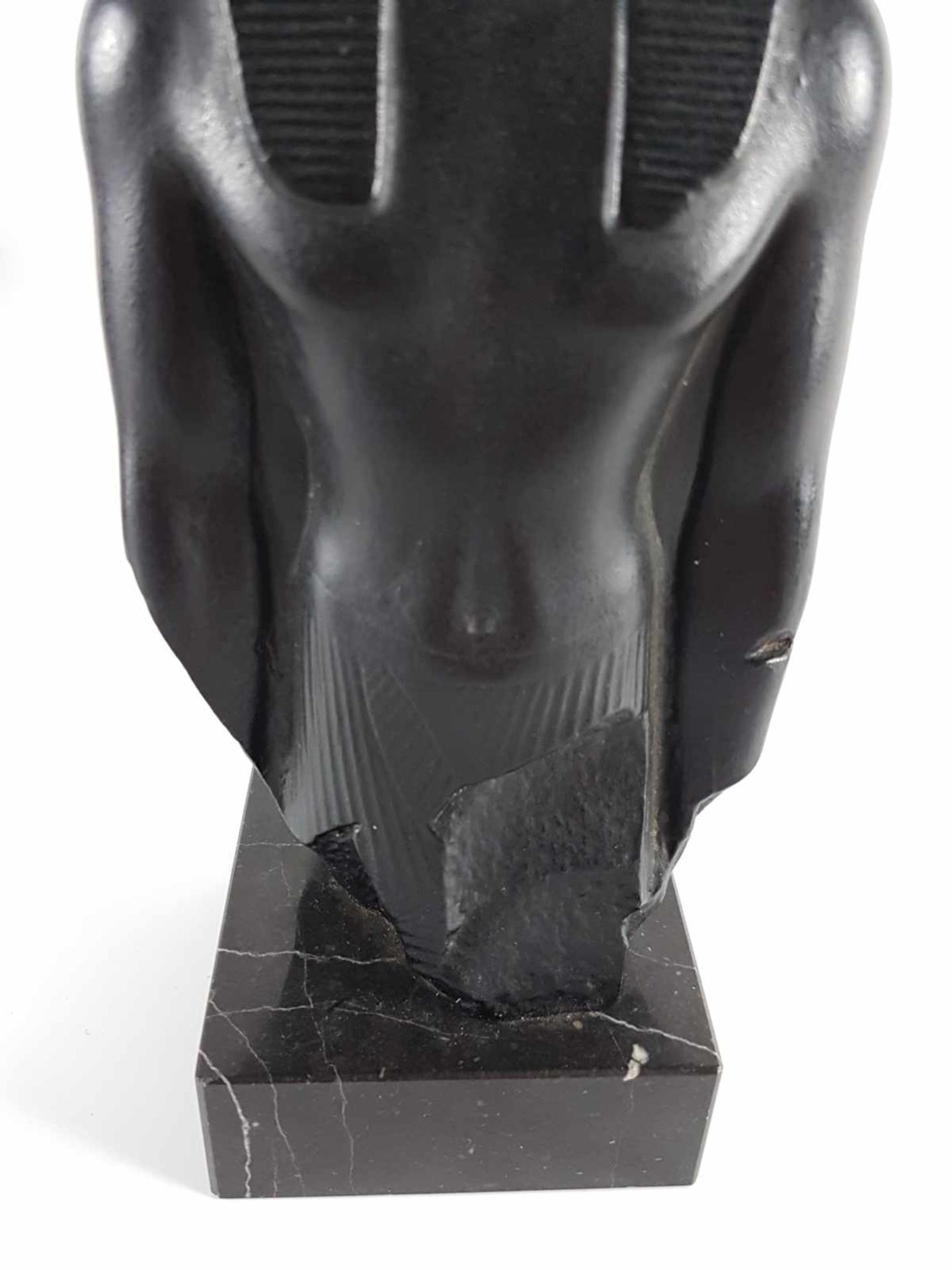 Museumsreplikat - Pharaofigur, polymerer Stein auf einem rechteckigen Marmorsockel, am Boden bez. " - Bild 3 aus 7