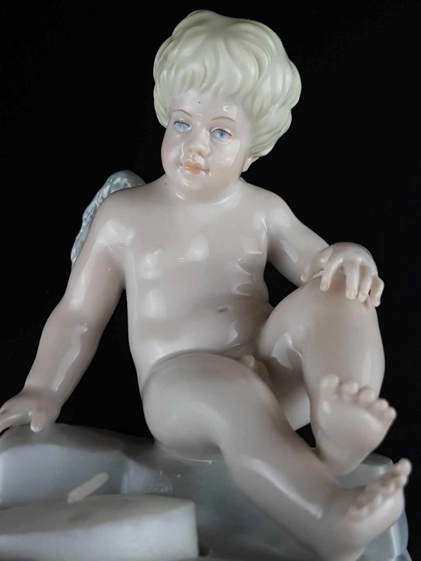 Kerzenständer "Putto mit Quelle" - Hoechst, blaue Radmarke, 20.Jh., geflügelter Putto an einer - Bild 5 aus 7