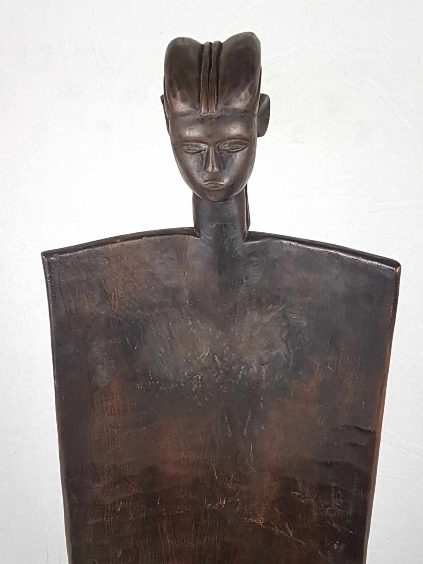Stuhl des Imperial Chief - Ostafrika,2.Hälfte 20.Jhs,Holz geschnitzt,ca.140x55cm,Gewicht ca.14kg - Bild 2 aus 6