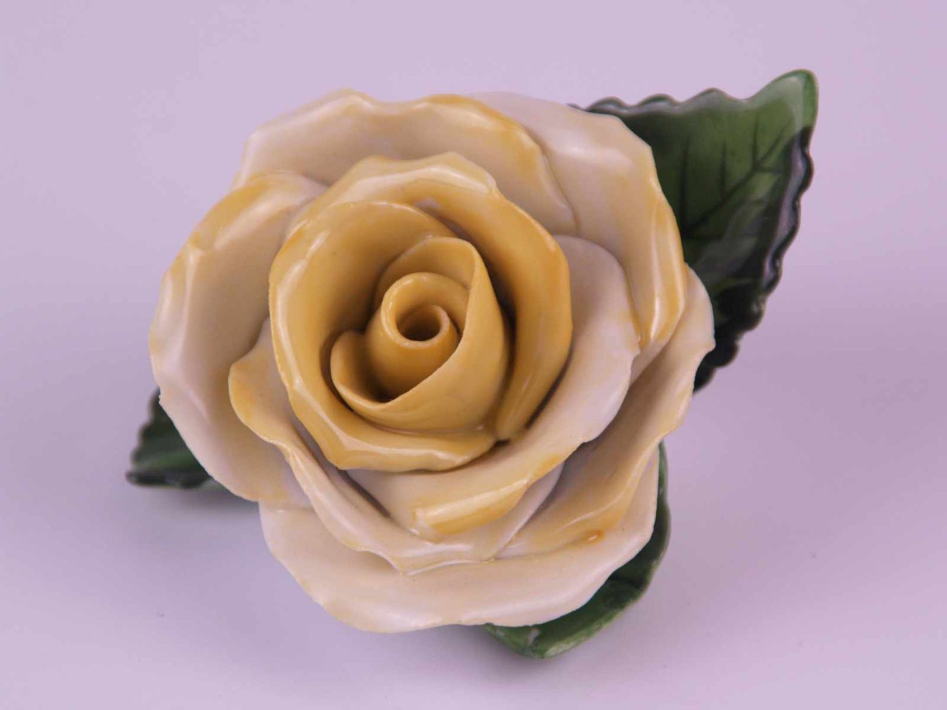 Porzellanfigur Rose - Herend, Ungarn vollplastische gelbe Rose, handbemalt, minimale Chips,L.ca.8cm