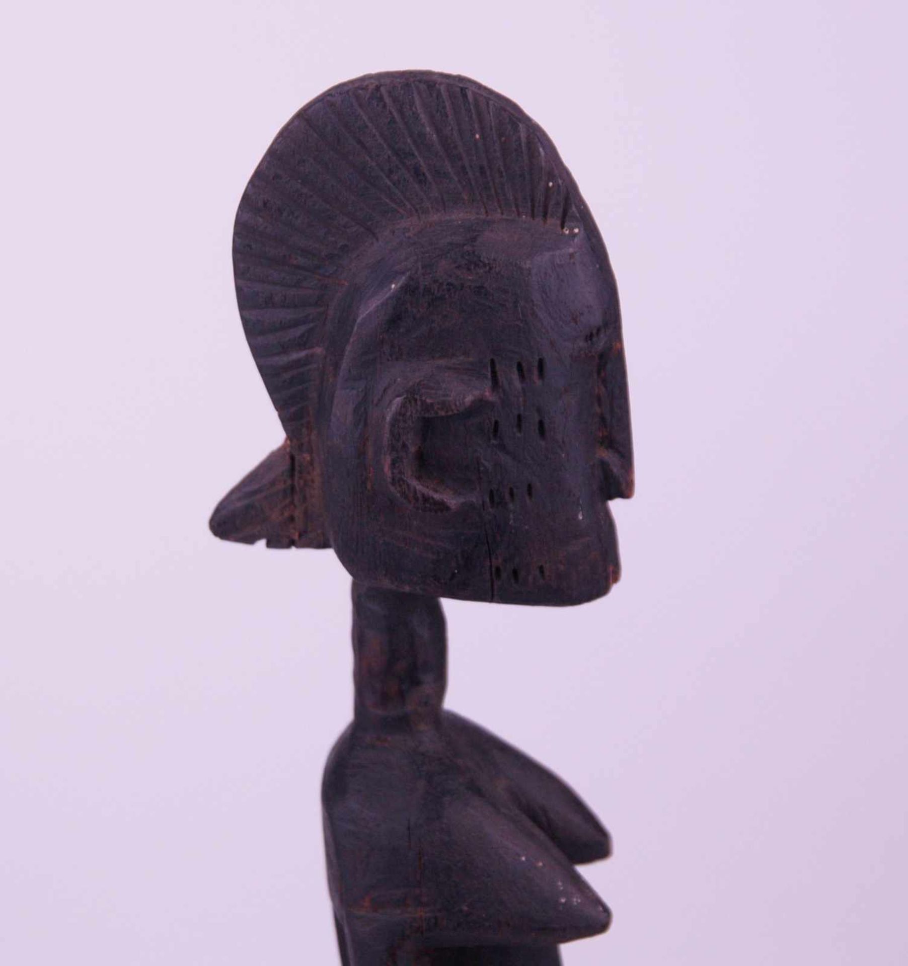 Zwei afrikanische Holzplastiken - Holz geschnitzt, dunkel braun, 1x Frauenbüste mit übernatürlich - Bild 3 aus 4