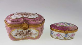 Zwei kleine Deckeldöschen/Tabatièren - Frankreich,handbemalt,1x geschweifte Form,floraler Dekor in