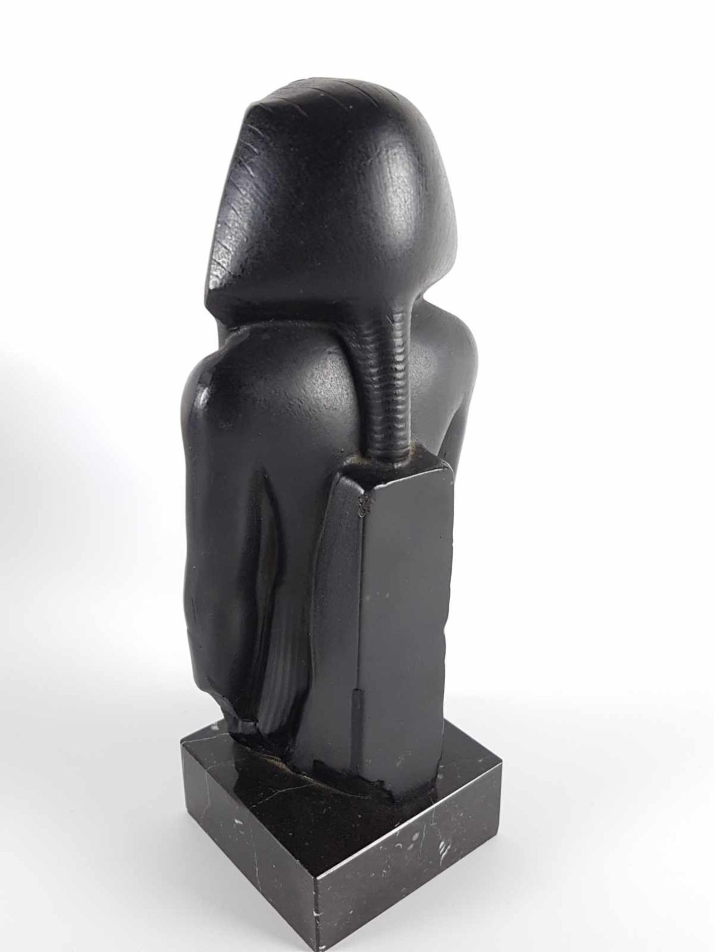 Museumsreplikat - Pharaofigur, polymerer Stein auf einem rechteckigen Marmorsockel, am Boden bez. " - Bild 5 aus 7