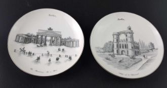Zwei kleine Teller - KPM, grau gedrucktes Muster im Grisaille-Stil, bezeichnet "Das Brandenburger