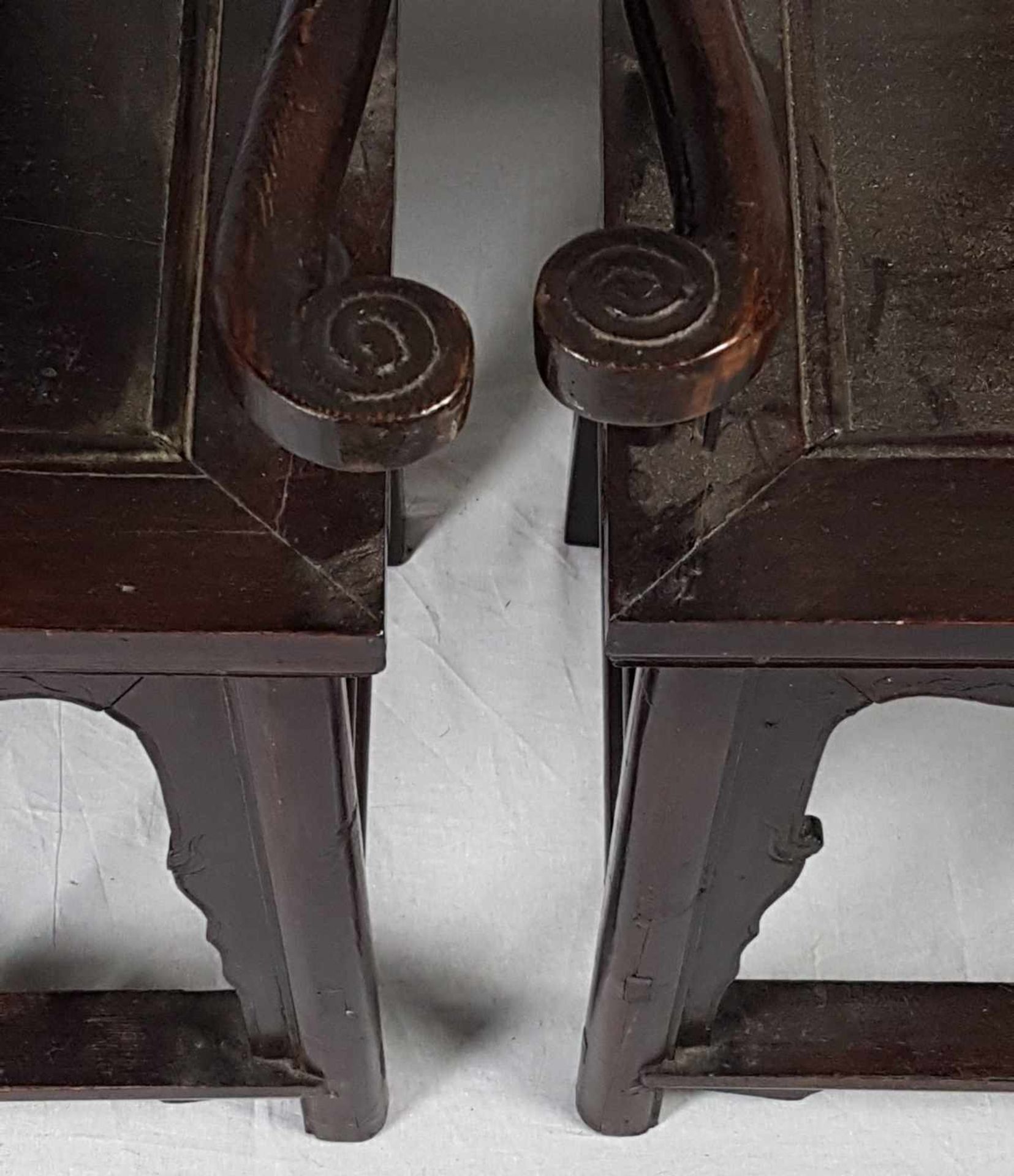 Paar Armlehnstühle - China,wohl Yumu-Holz (Ulme),dunkel gebeizt,mehrere Stege zwischen den Beinen, - Bild 3 aus 4