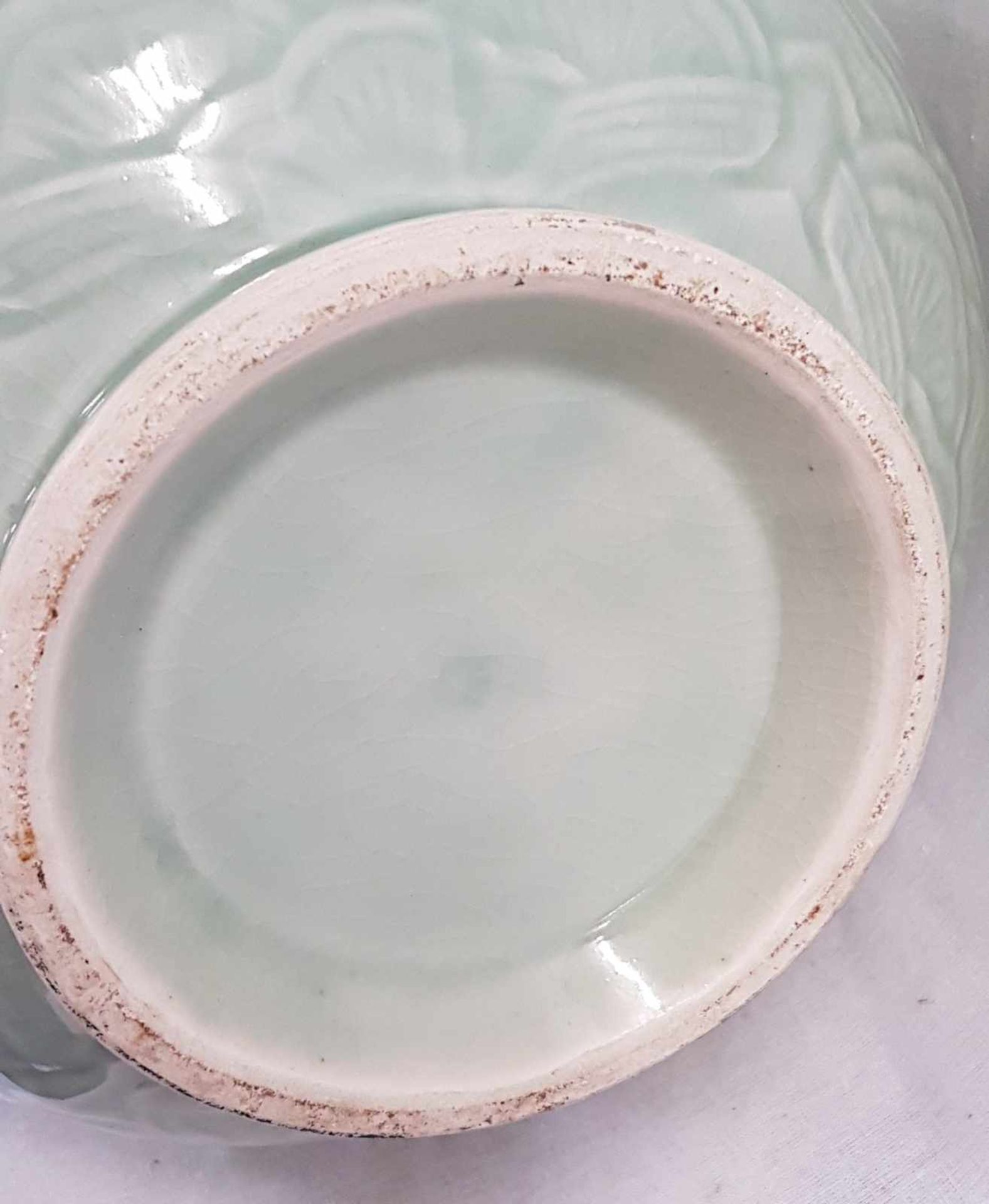 Henkelvase - China, schweres Porzellan mit hellgrüner Seladonglasur,umlaufend Päonien-,Lotosranken - Bild 6 aus 6