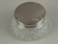 Deckeldose - England 20.Jh.,geschliffene Glaschale mit Stülpdeckel,dieser am Rand gestempelt "