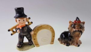 Zwei Goebel-Figuren - Schornsteinfeger mit großem Hufeisen, H.ca.7,5cm/Yorkshire Terrier mit roter