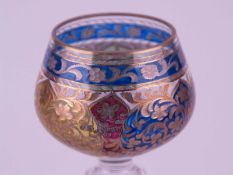 Römerglas - Jugendstil, fabloses Glas, Fußoberseite und Kuppawandung bemalt in Jodhpur-Dekor,