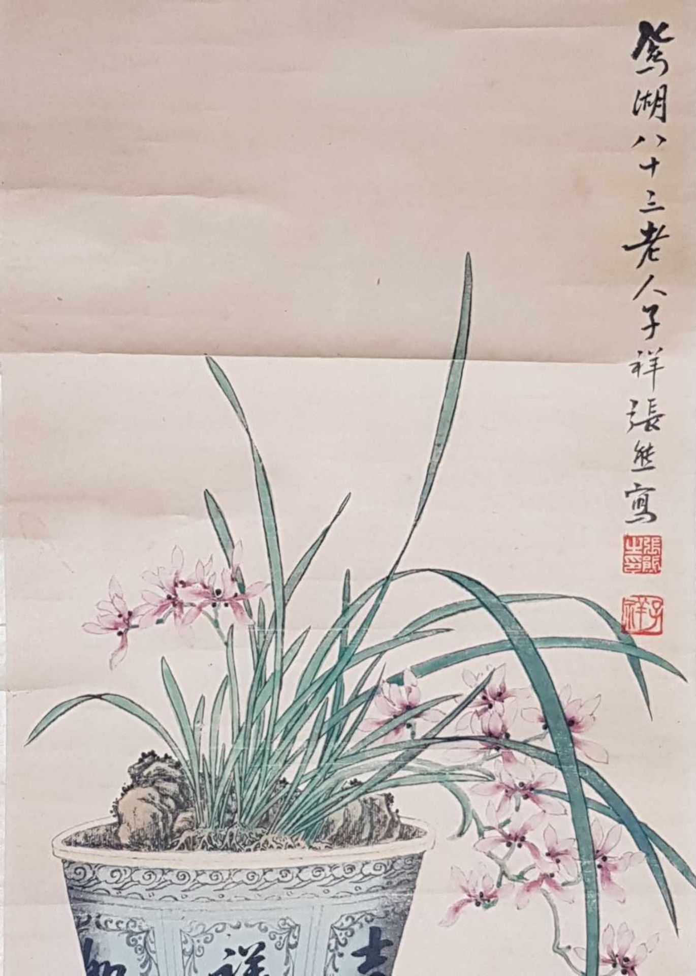Zwei Rollbilder - China um 1900,Gelehrtenuntersilien: 2 Vasen,1 blühende Lotuspflanze, - Bild 9 aus 9