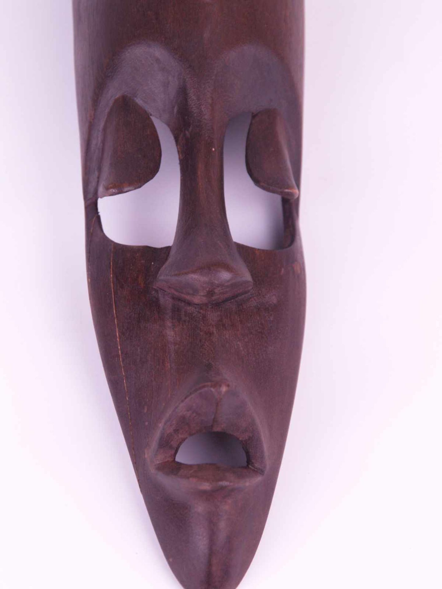 Gesichtsmaske - Kongo, braunes Holz geschnitzt, schmale längliche Form, L.ca.32cm, 2 Haarrisse ca. - Bild 2 aus 3