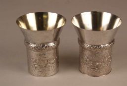 Paar Wein-Silberbecher - Silber 800 gestempelt,zylindrische Form mit ausgestelltem Rand,unterer Teil