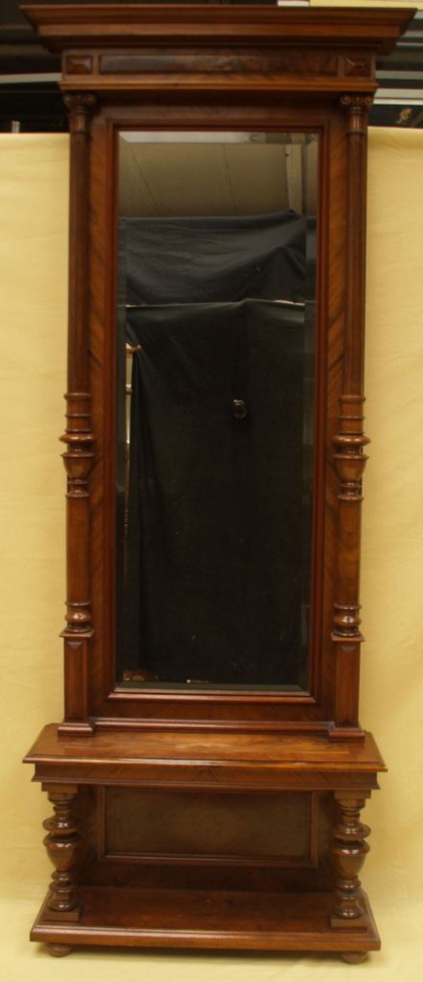 Rustikaler Trumeau-Spiegel auf Konsole - Ende 19.Jh.,Nussbaum,kannelierte Vollsäulen,Spiegel mit
