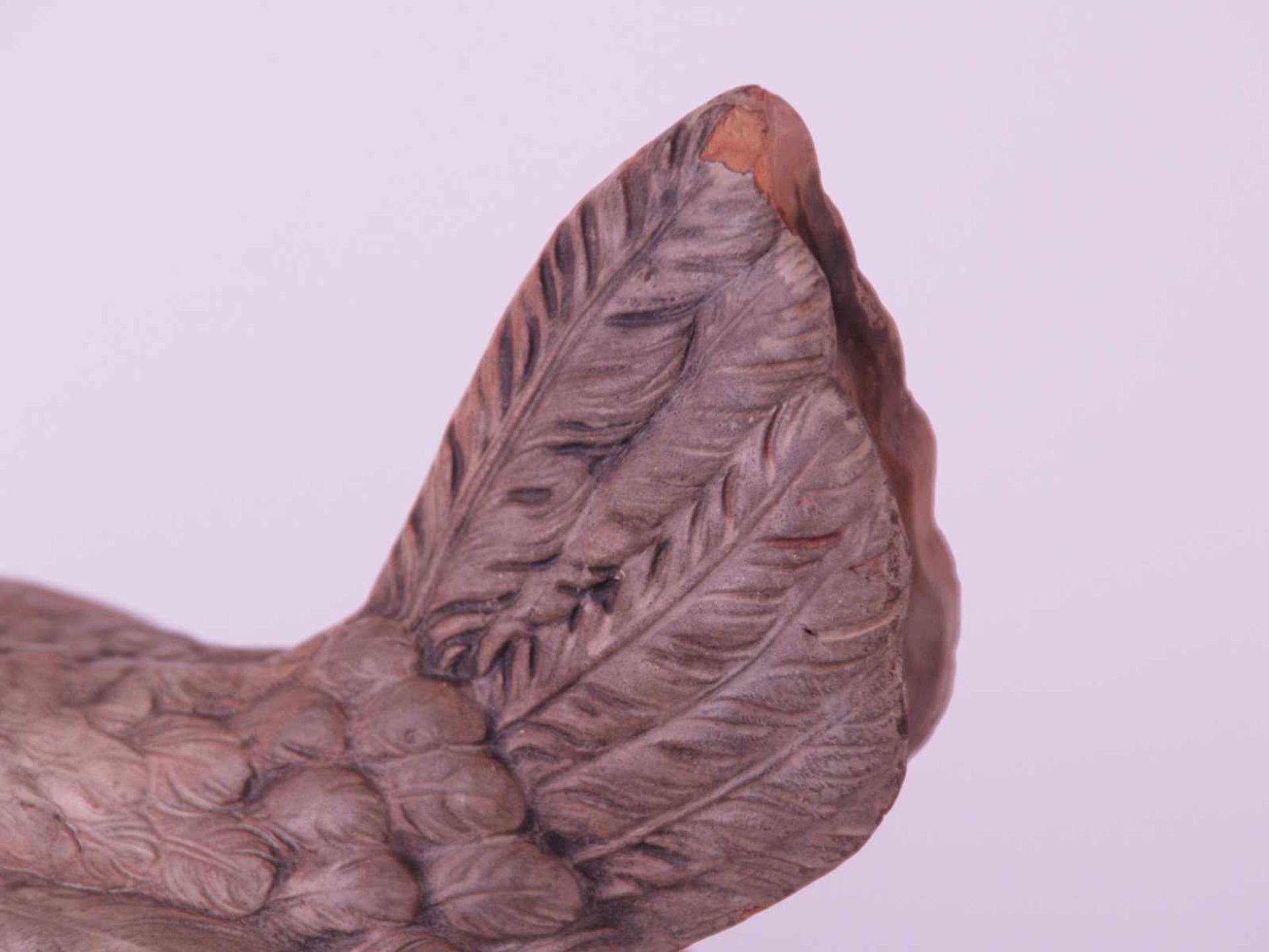 Kleine Deckelterrine - in Form einer Henne auf ihrem Korbnest,Keramik farbig staffiert,Glasur an - Bild 4 aus 6