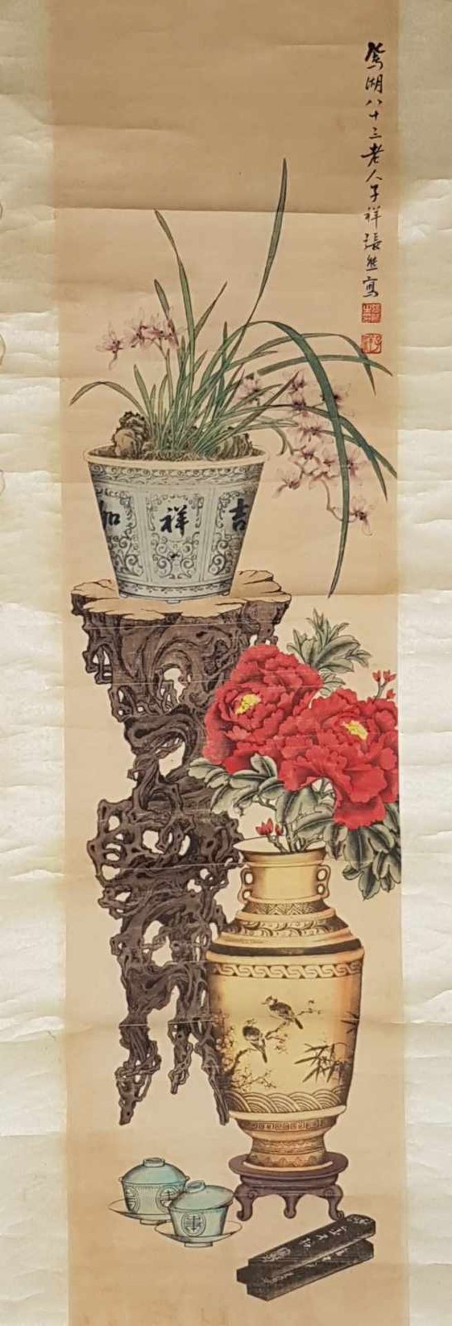 Zwei Rollbilder - China um 1900,Gelehrtenuntersilien: 2 Vasen,1 blühende Lotuspflanze, - Bild 6 aus 9