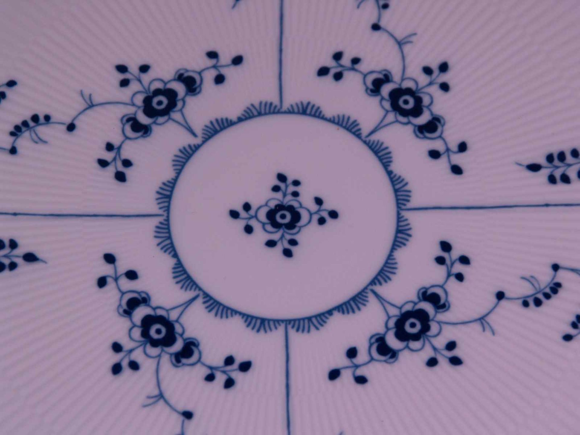 Deckelterrine auf Platte Hoechst - blaue Radmarke Hoechst, 20.Jh., blaues Strohblumendekor unter - Bild 3 aus 5