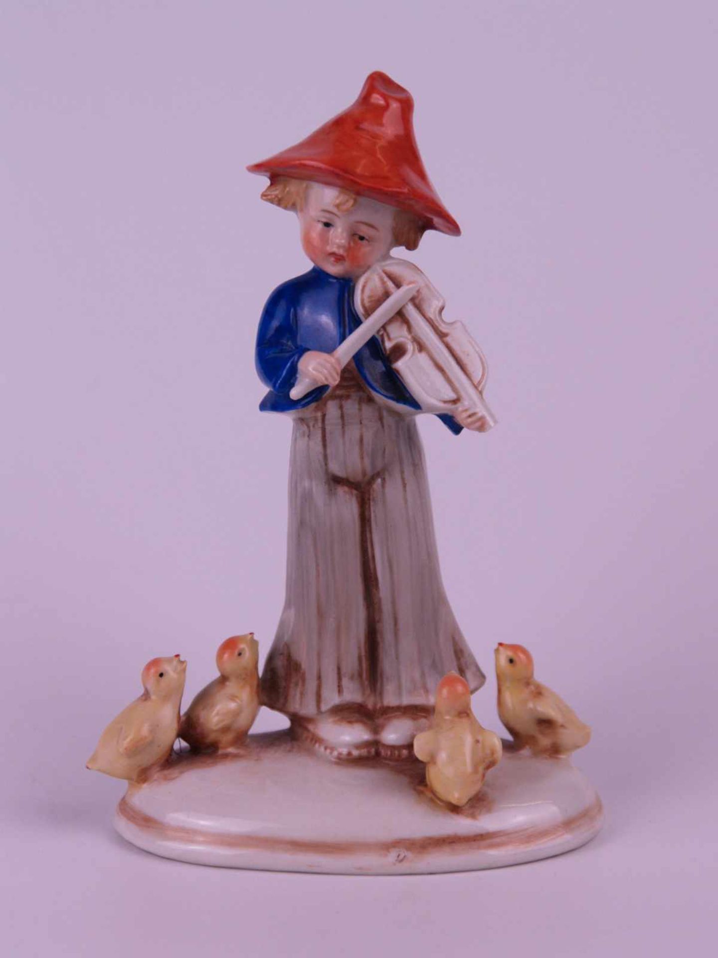 Porzellanfigur "Kleiner Geiger mit Küken als Publikum" - Fiedelnder Knabe mit Schlapphut, von