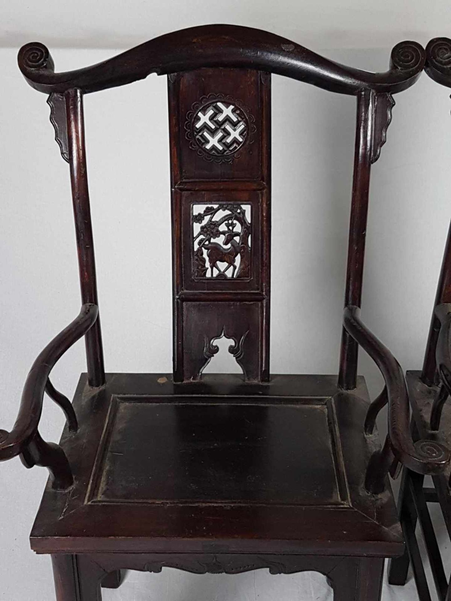 Paar Armlehnstühle - China,wohl Yumu-Holz (Ulme),dunkel gebeizt,mehrere Stege zwischen den Beinen, - Bild 2 aus 4