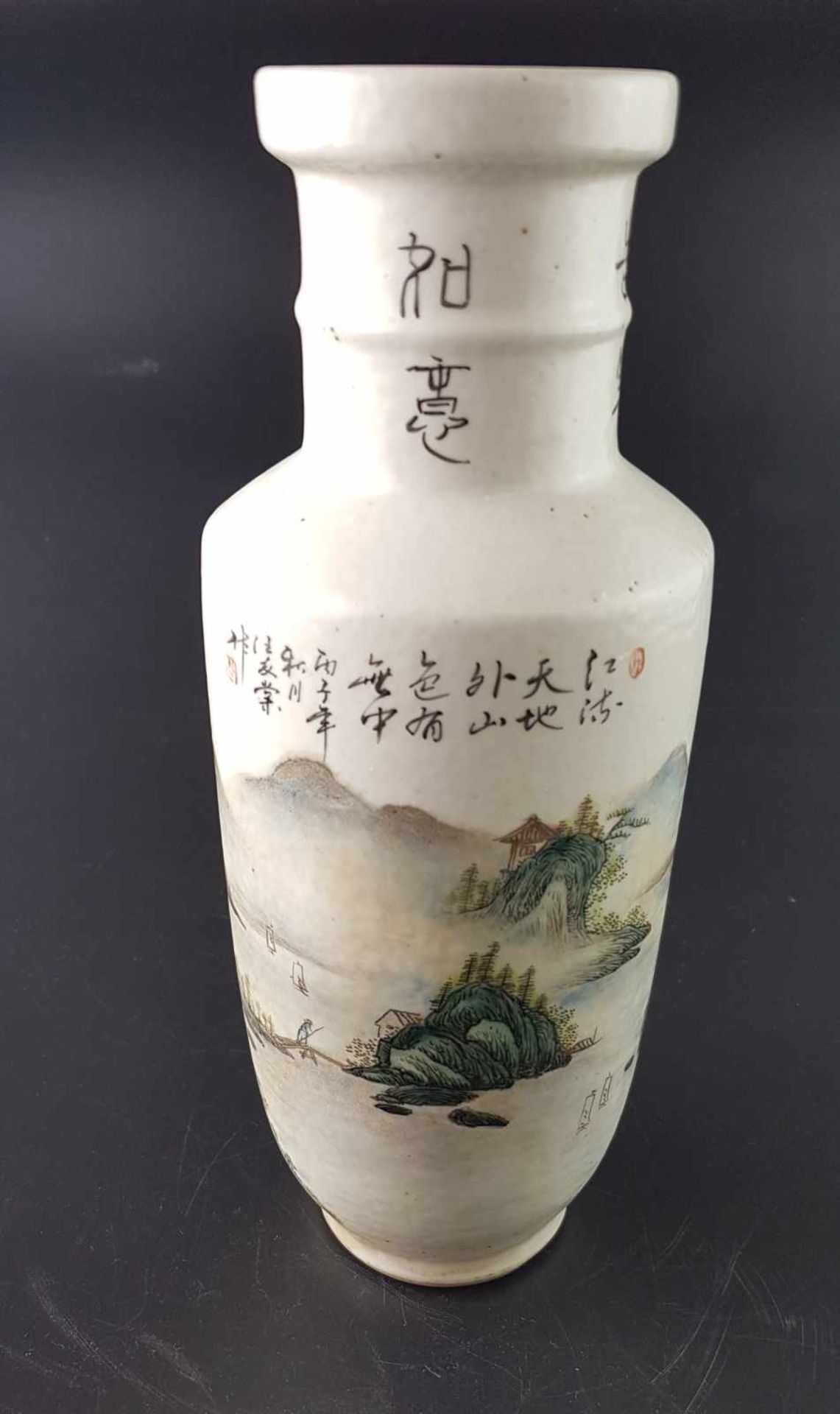 Rouleauvase - China 20.Jh.,feine Bemalung in polychromen Aufglasurfarben:umlaufend Shan-Shui-