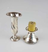 Konvolut Silber - Kerzenständer mit Kerze, H.ca.7,5cm und Blumenvase H.ca.14cm, Silber 835,