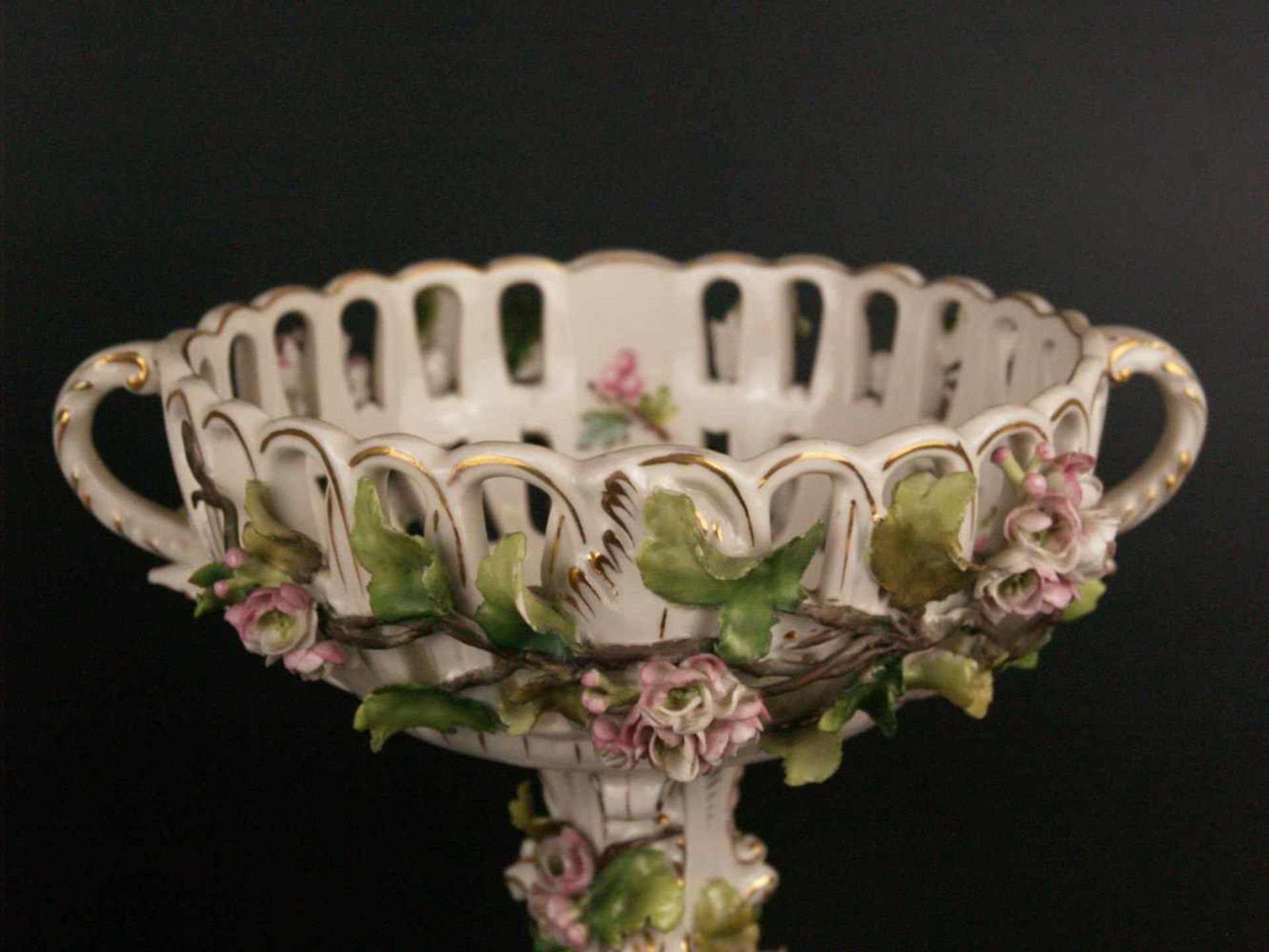 Fußschale - weißes Porzellan glasiert, mit üppigem plastischem Floral- und Rocaille-Dekor, - Bild 3 aus 5