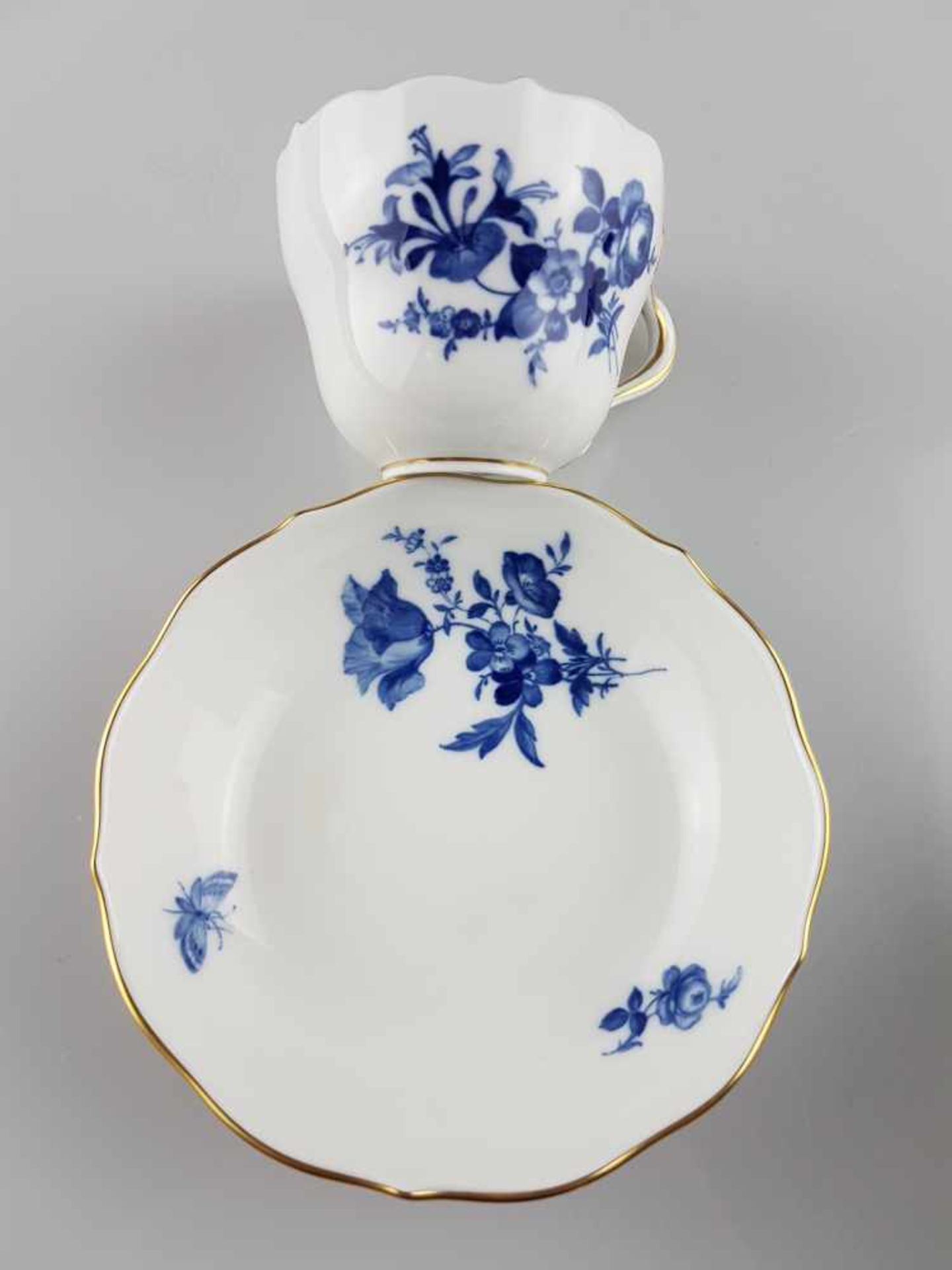 Konvolut Meissen - 4-tlg.: 2 Tassen mit Asthenkeln, blauer Blumendekor, gold staffiert, H.ca.5cm; - Bild 2 aus 3