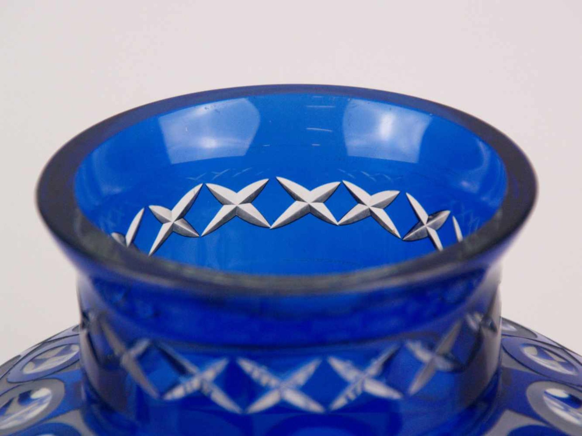 Glasvase -Böhmen, sign. R. Krasne, bauchige Form, mattes und glattes Glas in Milchweiß und Blau, - Bild 2 aus 5
