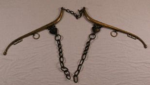 Pferdegeschirr - 2-tlg, Teile einer Kutsche, Messing/Eisen, wohl England 18./19.Jh., L.je ca.73cm